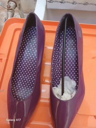 Zapatos de tacón morados nuevos