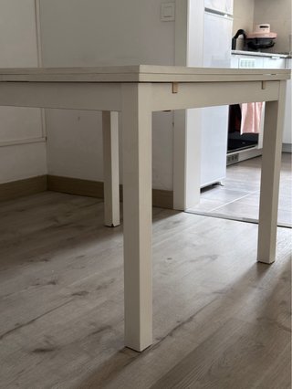 Mesa extensible de madera blanca