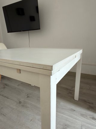 Mesa extensible de madera blanca