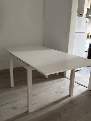Mesa extensible de madera blanca