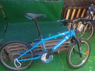 Bicicletas azules Btwin y patines
