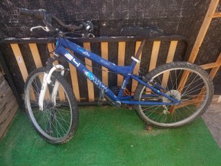 Bicicletas azules Btwin y patines