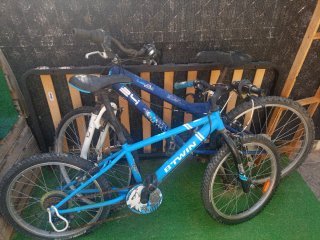 Bicicletas azules Btwin y patines