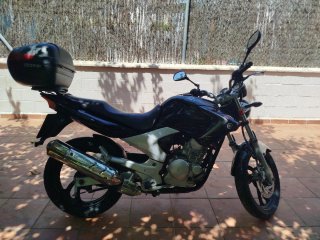 Yamaha Naked Negra y Plateada