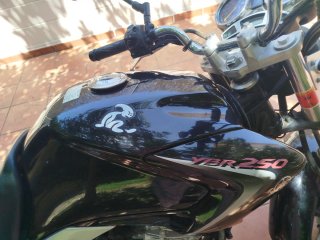 Yamaha Naked Negra y Plateada
