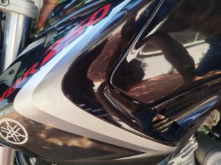 Yamaha Naked Negra y Plateada