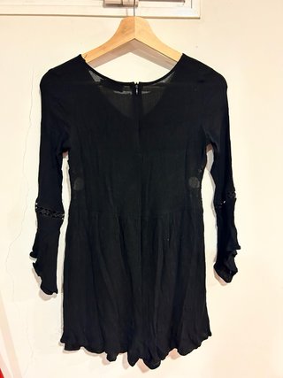 Vestido negro corto con encaje