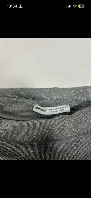 Top Bershka hombros descubiertos gris brillante
