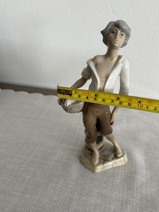 Figura de porcelana pescador con cesta