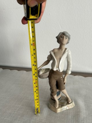 Figura de porcelana pescador con cesta