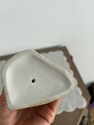 Figura de porcelana pescador con cesta