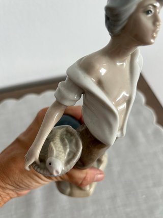 Figura de porcelana pescador con cesta