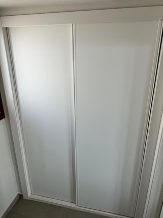 Puerta corredera armario blanco