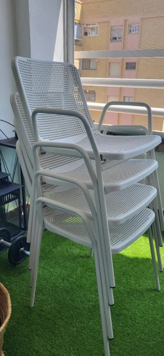 4 Sillones blancos con reposabrazos nuevos.