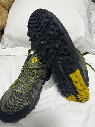 Zapatillas Columbia trekking verde y amarillo.