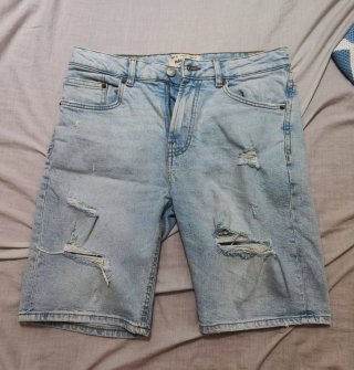 Pantalones vaqueros desgastados Pull&Bear.