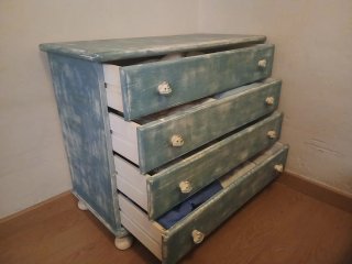 Cajonera de madera azul desgastada