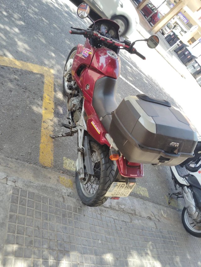 Kawasaki KLE 500 con baúl, ITV hasta 2028