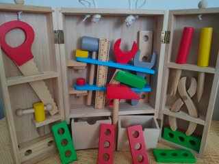 Maletín de herramientas de madera de juguete