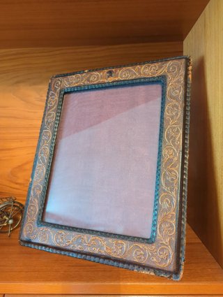 Marco antiguo repujado cuero 40x34