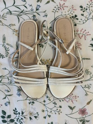Sandalias blancas ajustables