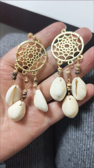 Pendientes dorados con conchas y cuentas