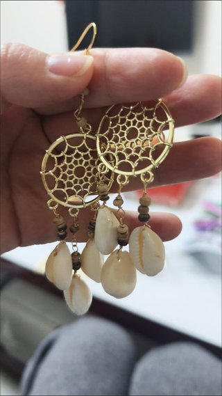 Pendientes dorados con conchas y cuentas