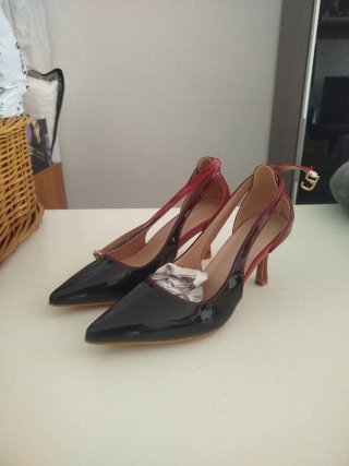 Zapatos de tacón negros y rojos