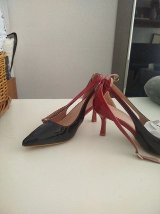 Zapatos de tacón negros y rojos