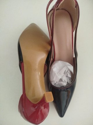 Zapatos de tacón negros y rojos