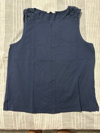 Blusa sin mangas azul con crochet