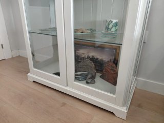 Vitrina Liatorp blanca con baldas de vidrio