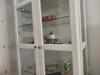 Vitrina Liatorp blanca con baldas de vidrio