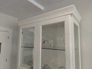 Vitrina Liatorp blanca con baldas de vidrio