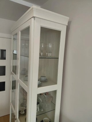 Vitrina Liatorp blanca con baldas de vidrio