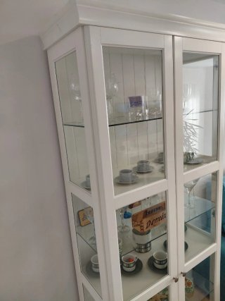 Vitrina Liatorp blanca con baldas de vidrio