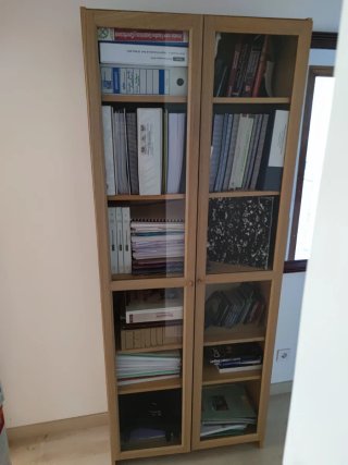 Librería madera con puertas de cristal