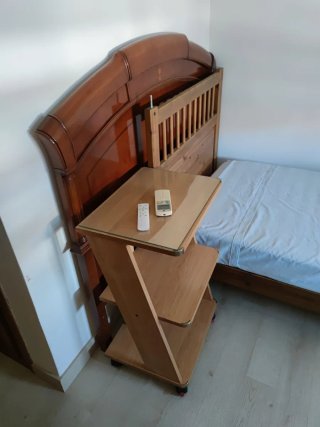Librería madera con puertas de cristal
