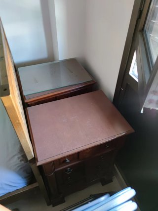 Librería madera con puertas de cristal