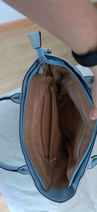 Bolso de mano y hombro con detalle. Tienda local