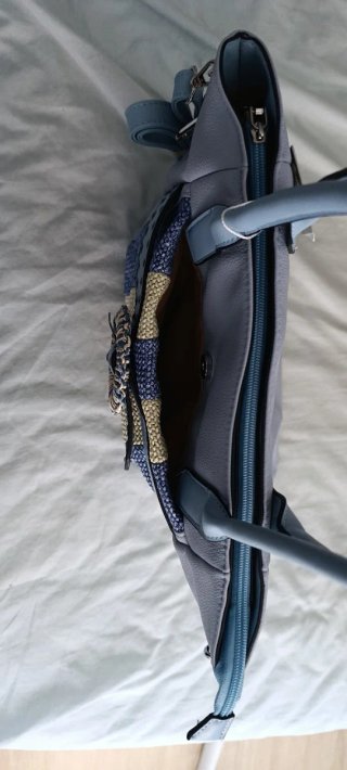 Bolso de mano y hombro con detalle. Tienda local
