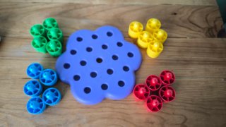 Juego de habilidad con piezas de colores
