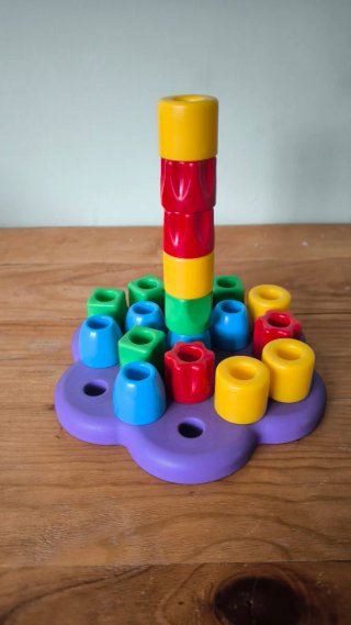 Juego de habilidad con piezas de colores