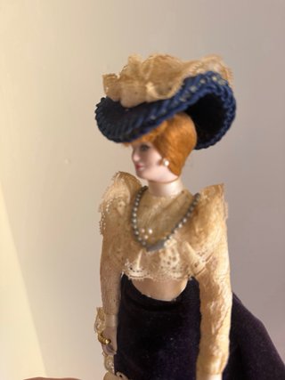 Muñeca de porcelana Alicia Siglo XIX