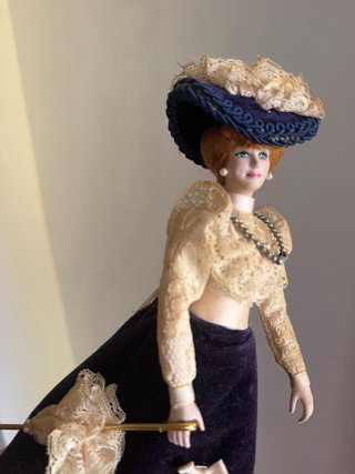 Muñeca de porcelana Alicia Siglo XIX