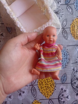 Muñeco bebé con cuna