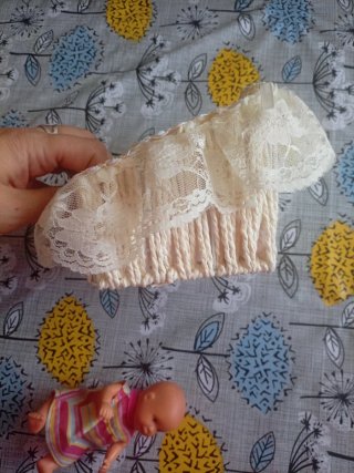 Muñeco bebé con cuna