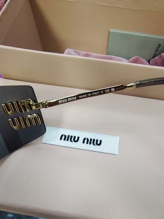 Gafas de sol Miu Miu negras y doradas