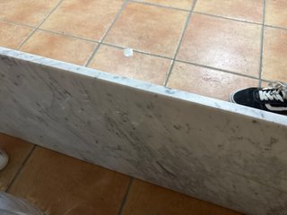 Pieza de mármol blanco veteado
