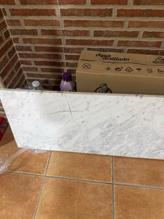 Pieza de mármol blanco veteado